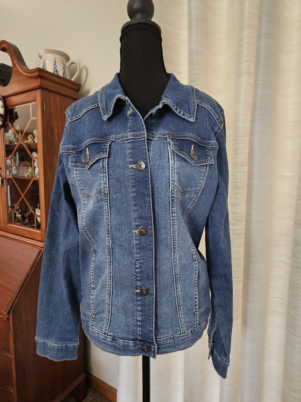 Wrangler Medium Blue Denim Jacket with Chest Pockets, Hand Pockets, Button Detai